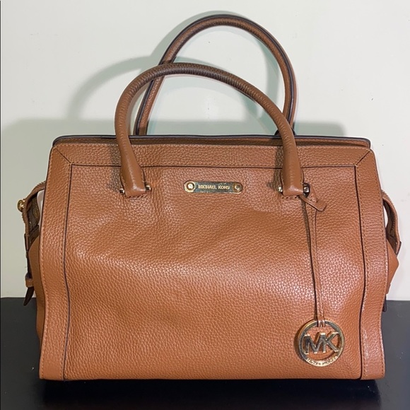 Michael Kors Handbags - Michael Kors Leather Leather Purse